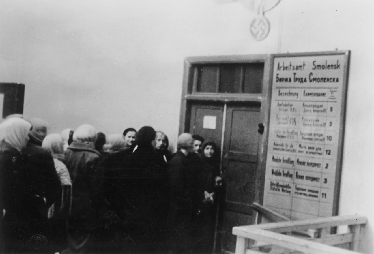 Deutsches Arbeitsamt Smolensk, Smolensk (Sowjetunion), November 1942, Süddeutsche Zeitung Photo / DIZ Dokumentations- und InformationsZentrum München GmbH Deutsches Arbeitsamt Smolensk, Smolensk (Sowjetunion), November 1942, Süddeutsche Zeitung Photo / DIZ Dokumentations- und InformationsZentrum München GmbH