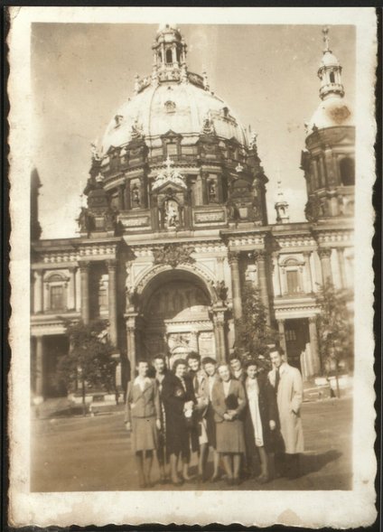 Polnische Zwangsarbeiterinnen, darunter Maria Andrzejewska (geb. Kawecka), vor dem Berliner Dom in Berlin-Mitte, Dokumentationszentrum NS-Zwangsarbeit/Sammlung Berliner Geschichtswerkstatt, dzsw5768 