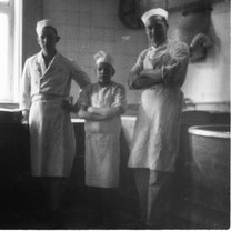 In der Backstube der Bäckerei und Konditorei Adolf Arens in Hannover Münden. Ganz rechts der Kriegsgefangene »Anton« C. ,undatiert . Kreisarchiv Göttingen/ Irmgard Gemm, Hann. Münden