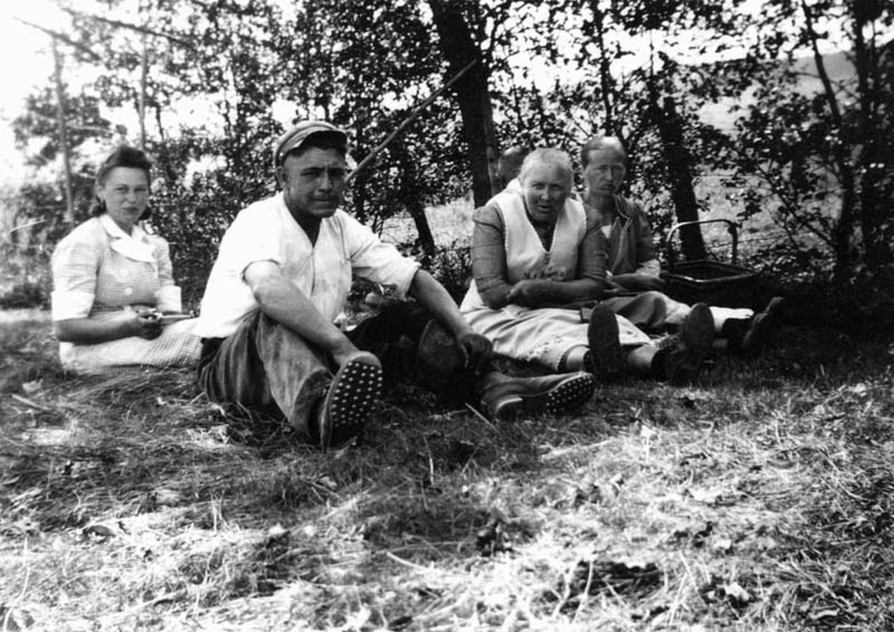 Sitting in the centre is Vasil P., who was a forced labourer on a farm in Escherode (Göttingen district). He was well treated on the farm and can be seen here taking a break with other people working in the fields, undated © Bernd Kesten, Escherode Sitting in the centre is Vasil P., who was a forced labourer on a farm in Escherode (Göttingen district). He was well treated on the farm and can be seen here taking a break with other people working in the fields, undated © Bernd Kesten, Escherode