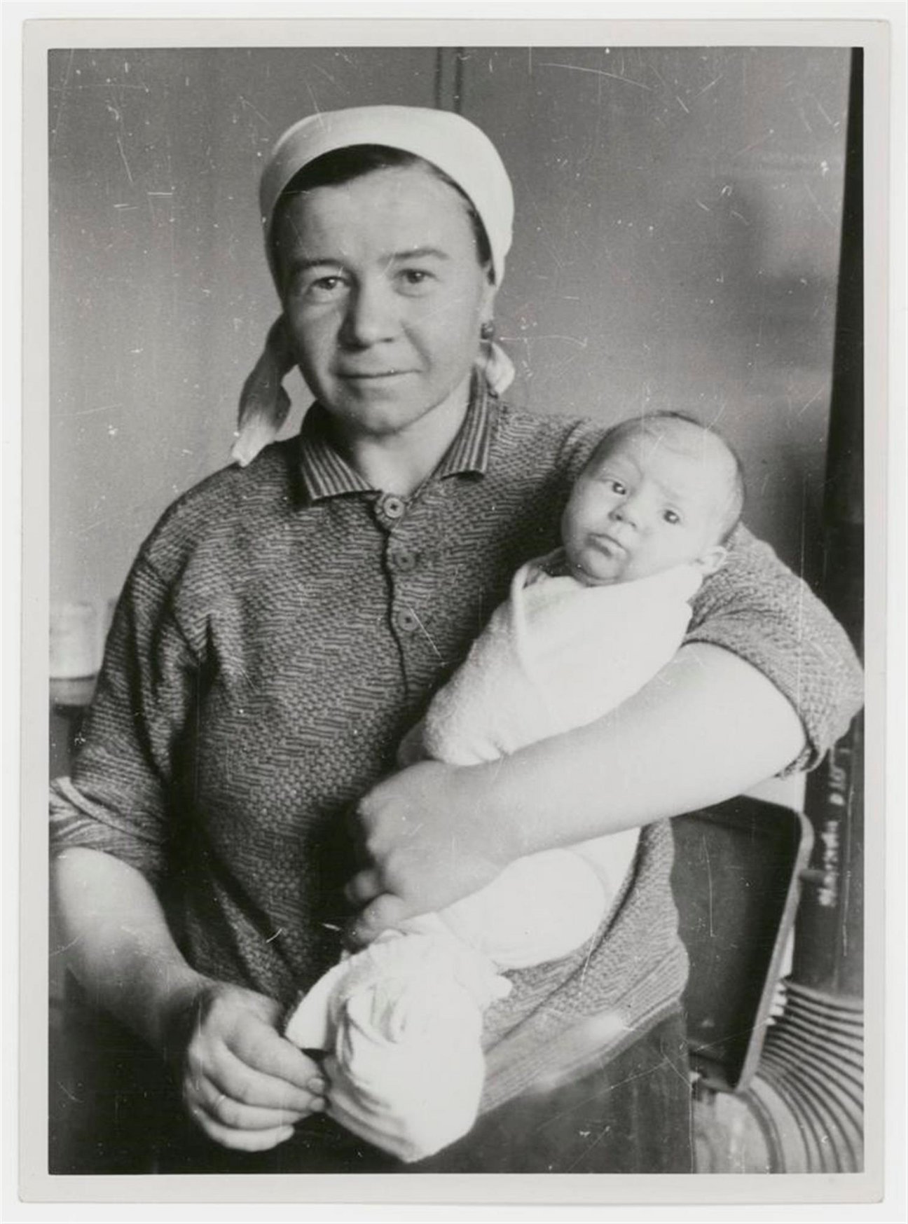 A forced labourer and her new-born child, photo series of the maternity home Broitzemer Straße, winter 1943/44, Brunswick © Institute of National Remembrance, Warsaw A forced labourer and her new-born child, photo series of the maternity home Broitzemer Straße, winter 1943/44, Brunswick © Institute of National Remembrance, Warsaw