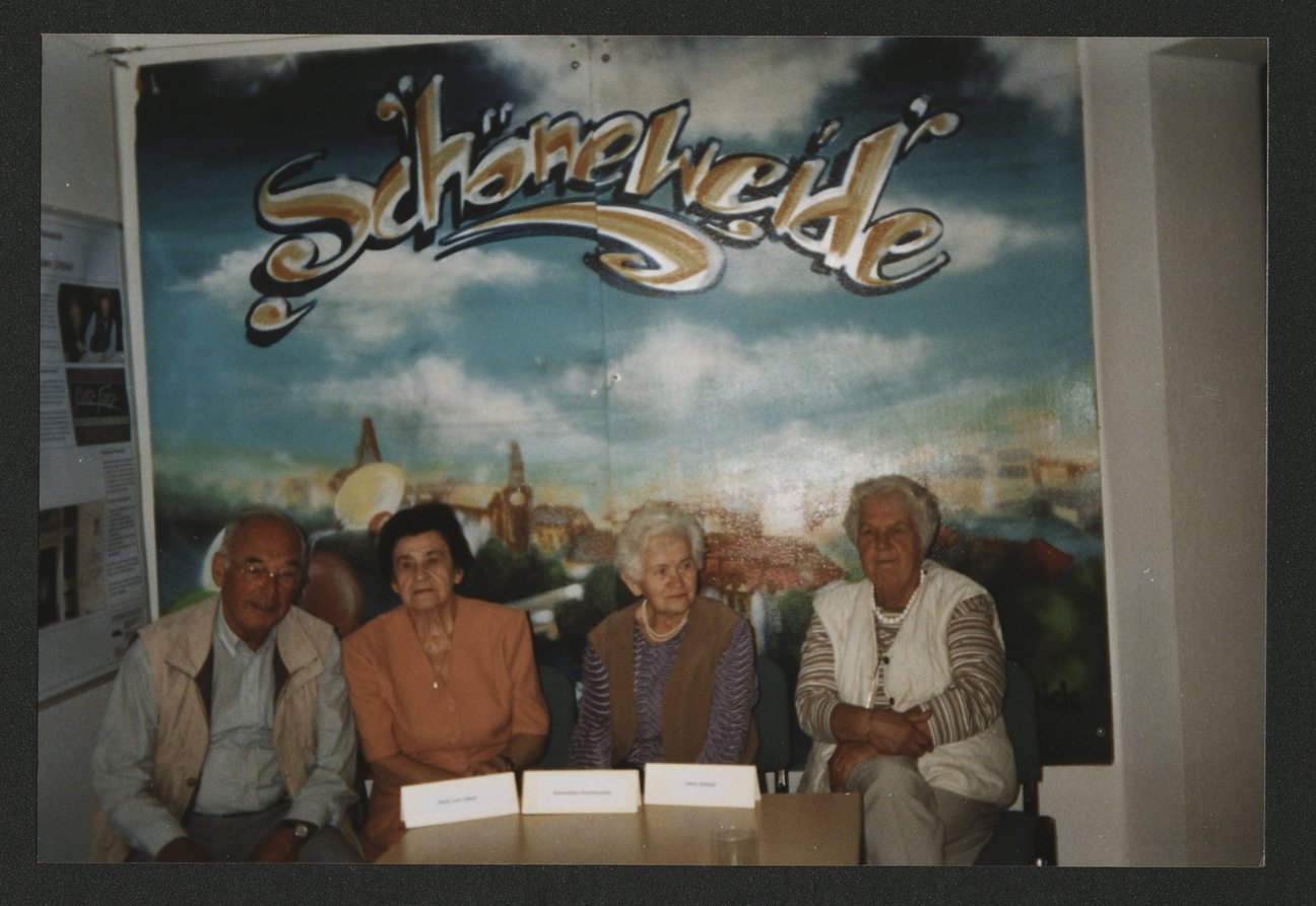 Contemporary witness interview with the former Dutch forced labourer H. v. Uitert and the two former Polish forced labourers K. Kosonowska and I. Szeliga, Berlin, 2 September 2003 © Dokuzentrum NS-Zwangsarbeit/Collection Berliner Geschichtswerk Contemporary witness interview with the former Dutch forced labourer H. v. Uitert and the two former Polish forced labourers K. Kosonowska and I. Szeliga, Berlin, 2 September 2003 © Dokuzentrum NS-Zwangsarbeit/Collection Berliner Geschichtswerk