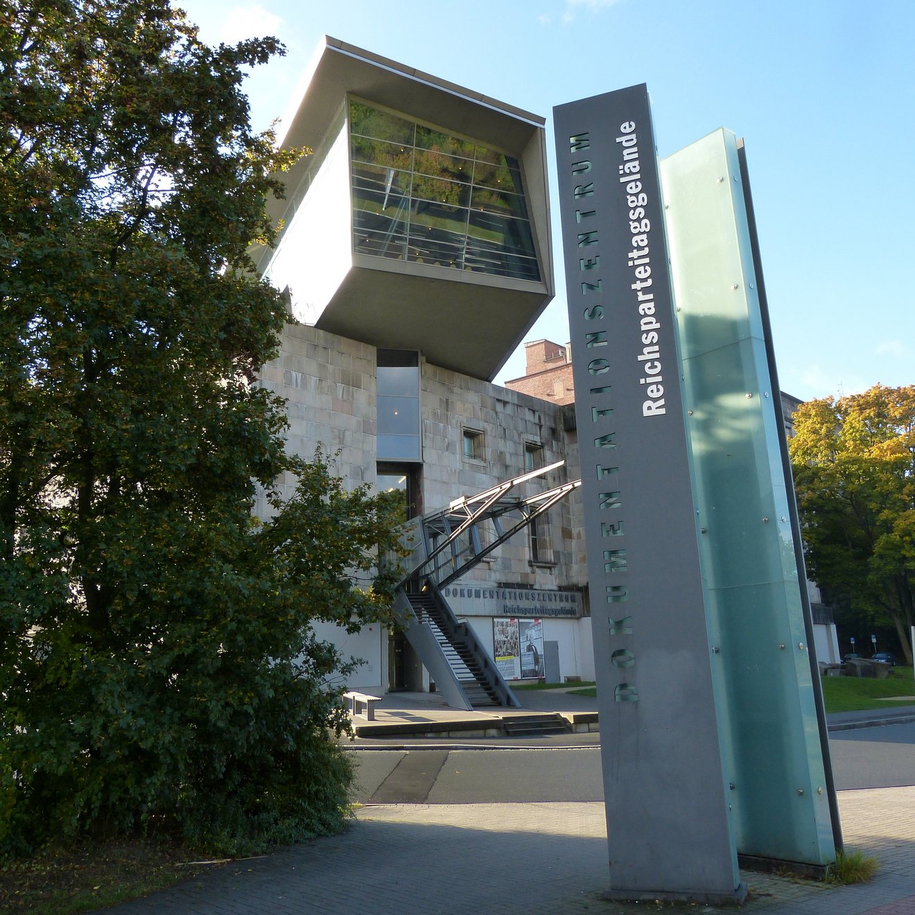 Der Eingang des Dokumentationszentrums Reichsparteitagsgelände, Nürnberg (2016) Dokumentationszentrum Reichsparteitagsgelände 