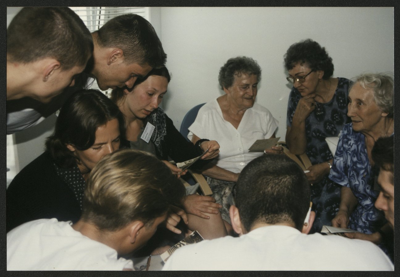 Former forced labourers talking to Berlin secondary school students as part of the Berlin History Workshop’s encounter programme with 19 Polish former AEG forced labourers from Łódź, Berlin, 15 to 19 May 2000 © Dokumentationszentrum NS-Zwangsarbeit/ Former forced labourers talking to Berlin secondary school students as part of the Berlin History Workshop’s encounter programme with 19 Polish former AEG forced labourers from Łódź, Berlin, 15 to 19 May 2000 © Dokumentationszentrum NS-Zwangsarbeit/