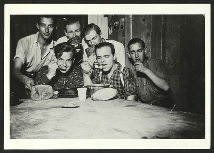 "Ostlager. Zomer 1943. In en om barak 5 kamer 1. Zaterdag, dubbel rantsoen" Doppelte Tagesration (1 Brot) am Samstag; Essen aus Napf, Dokumentationszentrum NS-Zwangsarbeit/Sammlung Berliner Geschichtswerkstatt, dzsw1936 