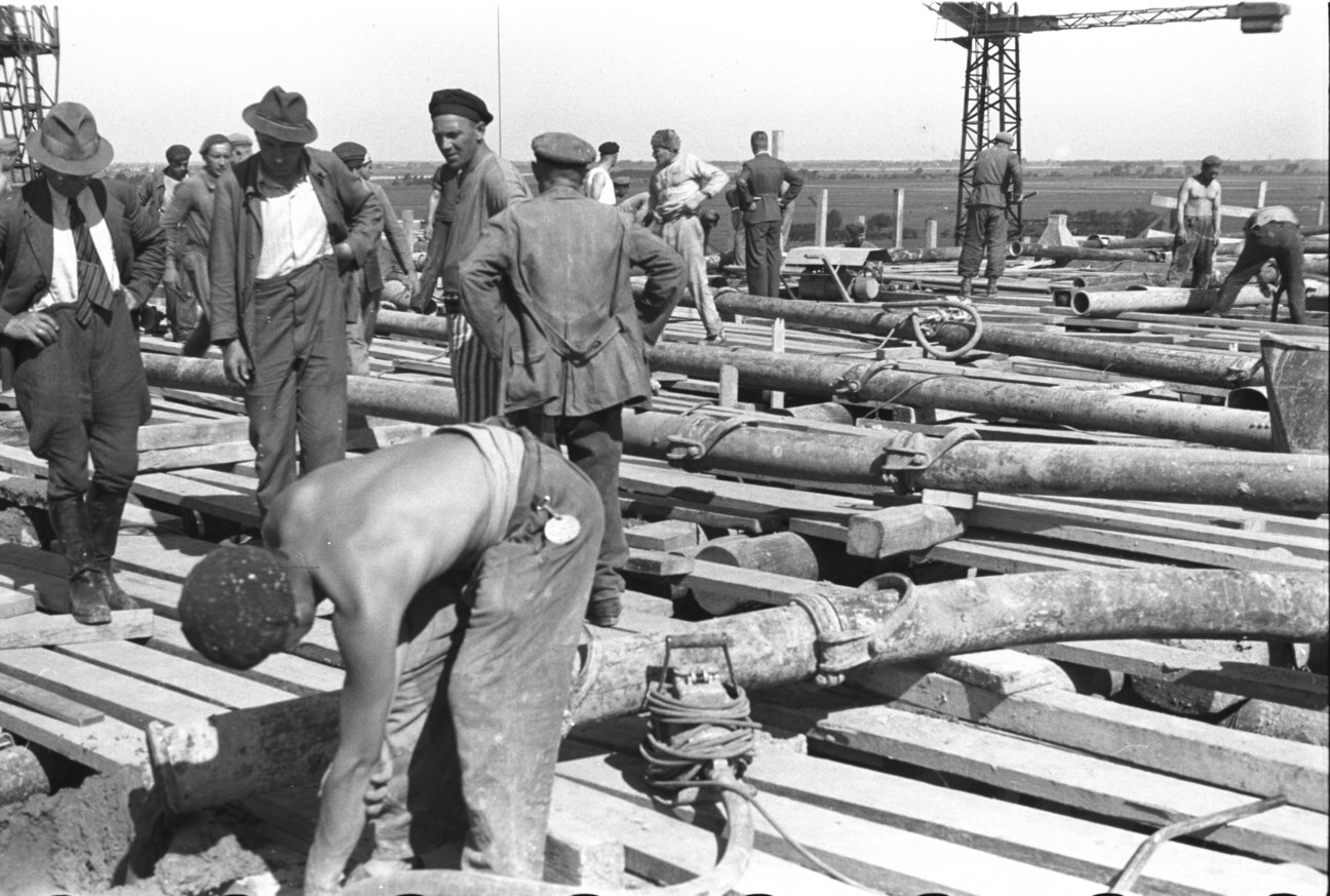 Forced labourers on the construction site of Bunker Valentin, undated © Bunker Valentin Memorial/LzpB Bremen, photo: Henry Fried Forced labourers on the construction site of Bunker Valentin, undated © Bunker Valentin Memorial/LzpB Bremen, photo: Henry Fried