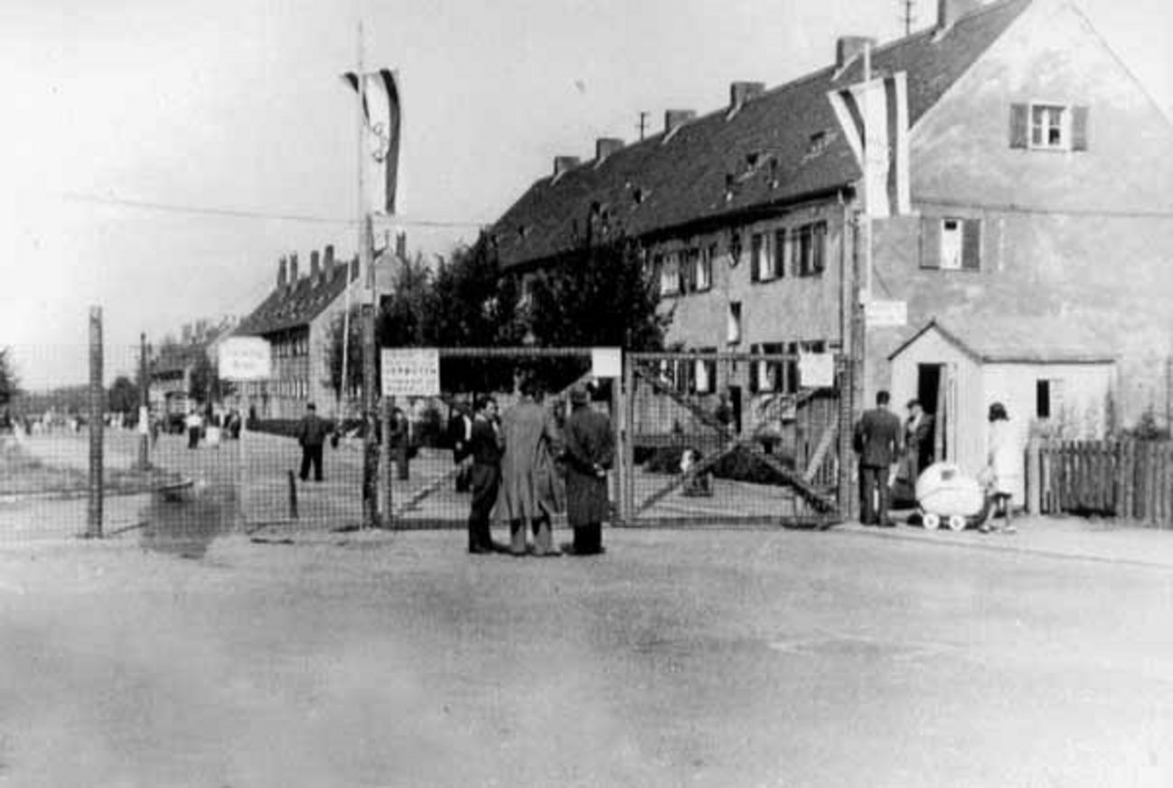 Haupteingang des DP-Camps Finkenschlag in Fürth.  nurinst-archiv