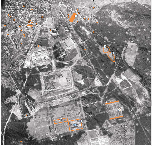 Die Markierungen geben die verschiedenen Zwangslagerstukturen auf dem ehemaligen Reichsparteitagsgelände und im Stadtraum wieder. © Stadtarchiv Nürnberg, Dokumentationszentrum Reichsparteitagsgelände, Luftbild Dezember 1944, NCAP US/00035/A, 7040