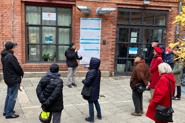 Auftakt des Kiez-Spaziergangs an der Fabrik Osloer Straße. Foto: Katja Korshikova